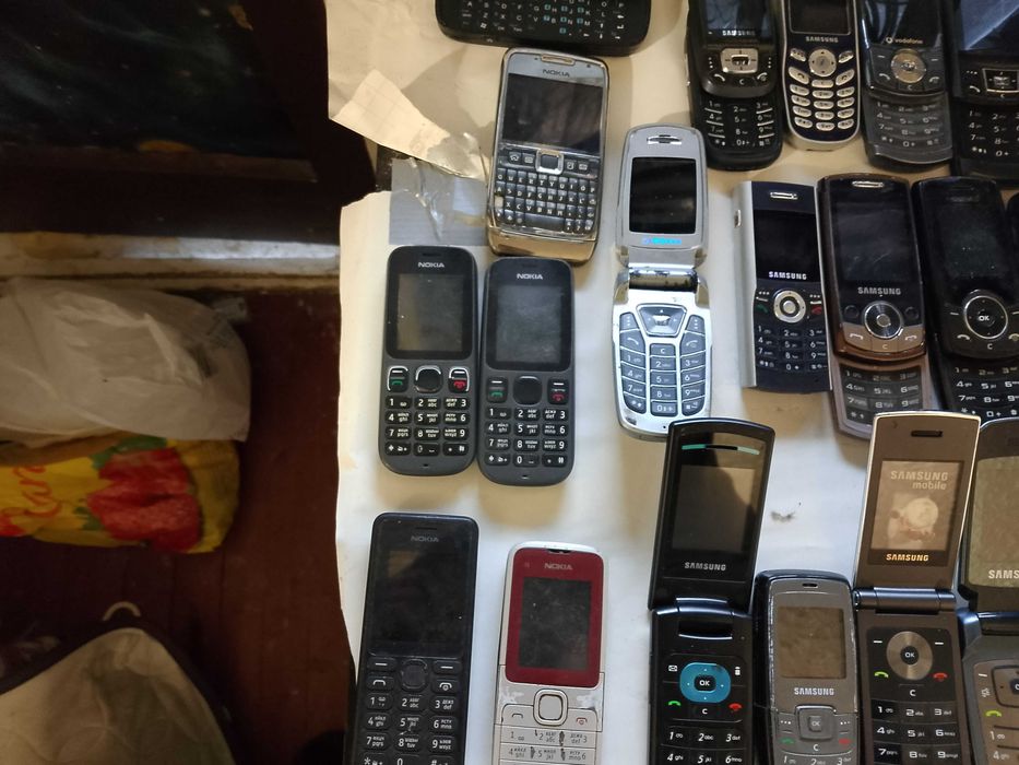 Телефони.        .