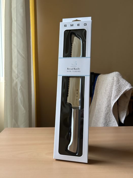 Блок с 6 броя ножа SMEG + подарък 4 броя стек ножа!