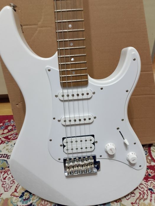 Электрогитара Ямаха и караоке колонка