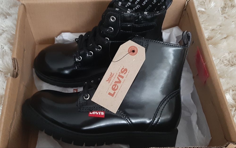 Ghete fetite Levis"