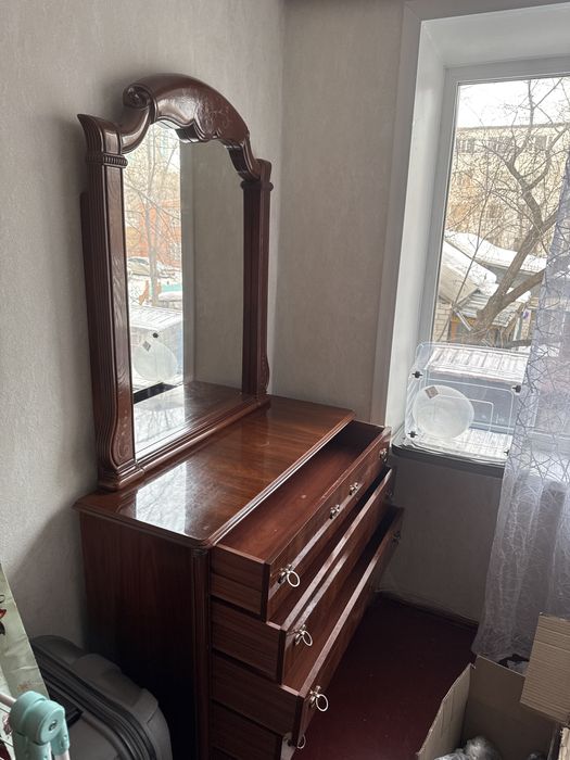 Продам комод с зеркалом