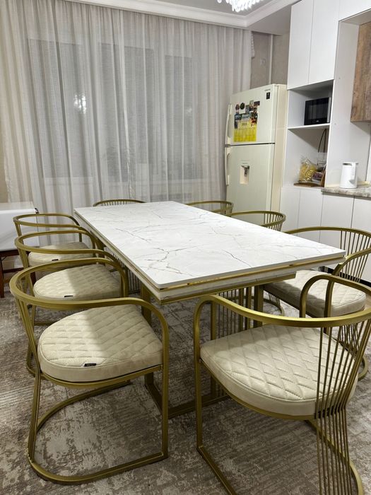 Продаётся обеденный комплект: стол + 8 стульев