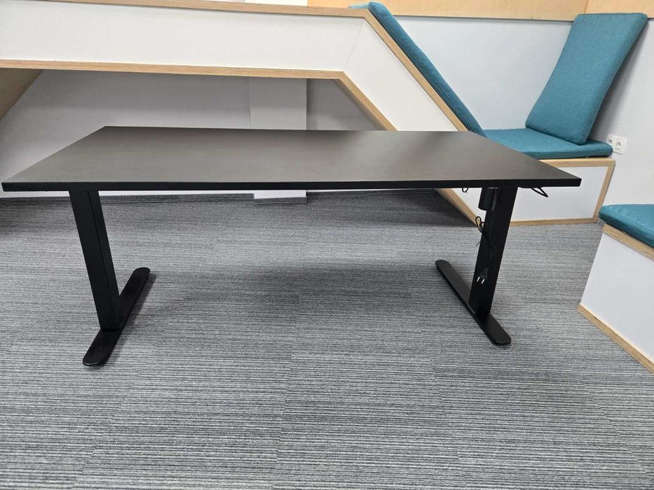 2 бр. електрически регулируеми бюра 160×80 см (68–118 см)