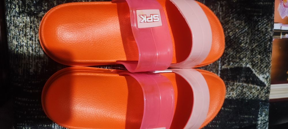 Резиновые шлепки.