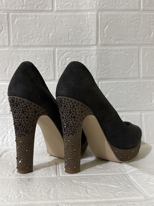 Продам новые туфли замш