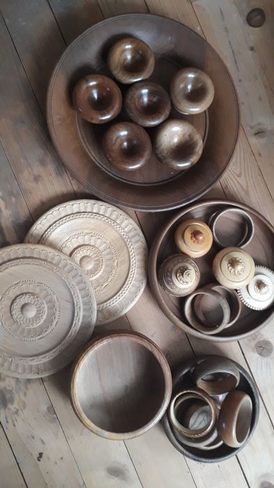 Ръчно правени дървени чинии и купи