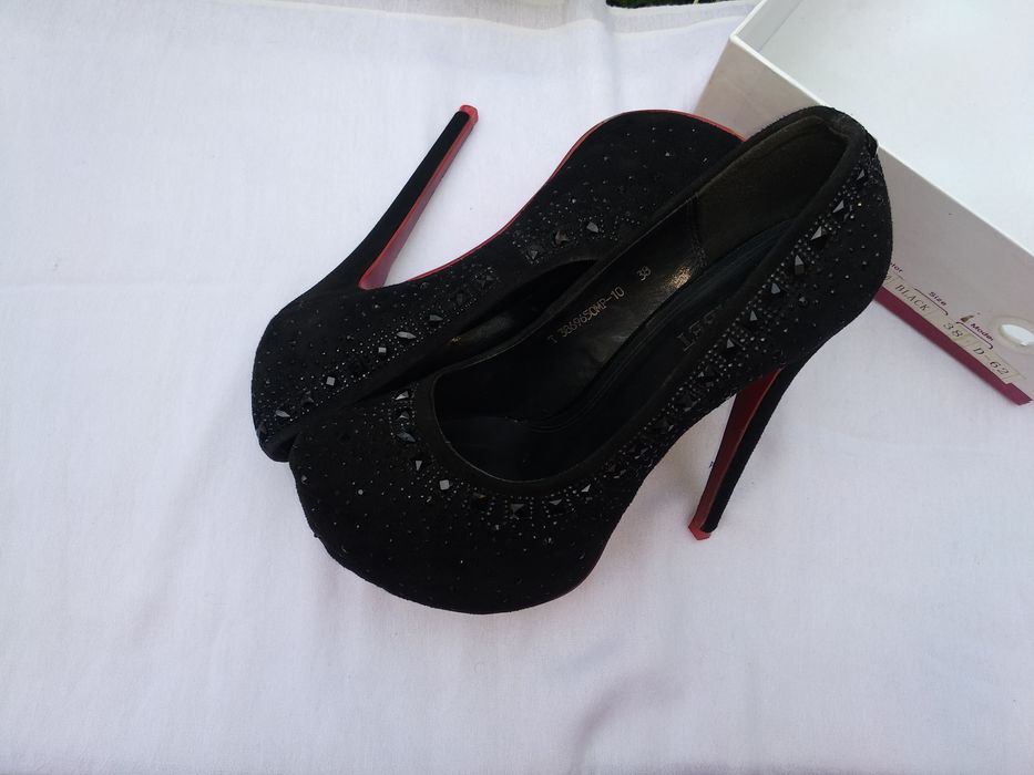 Продам туфли новые