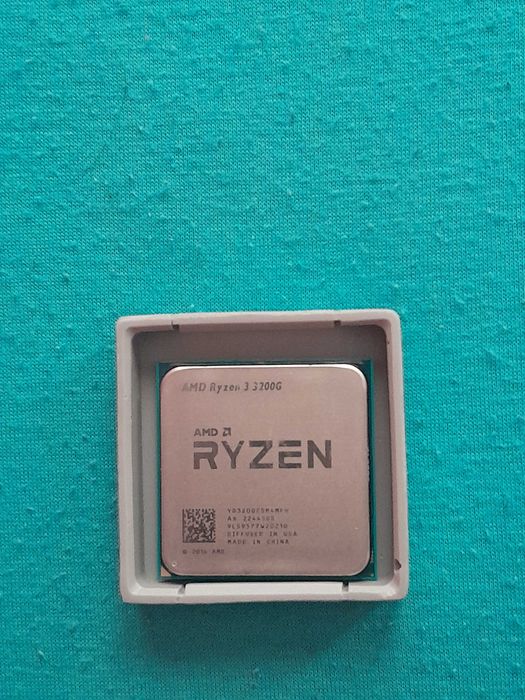 Процесор Ryzen 3 3200G.Почти нов