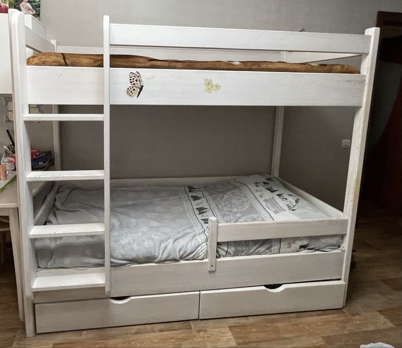 Продам кровать двухъярусную ( сосна)