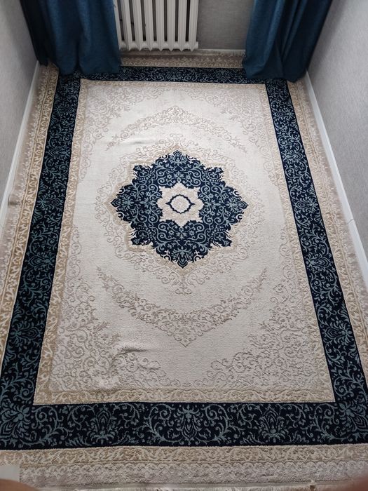 Продам ковёр 2.5 на 3.5!