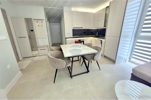 Дава се под наем Тристаен апартамент в Варна, Възраждане 1 - 85 кв.м за 765 € - Снимка #2