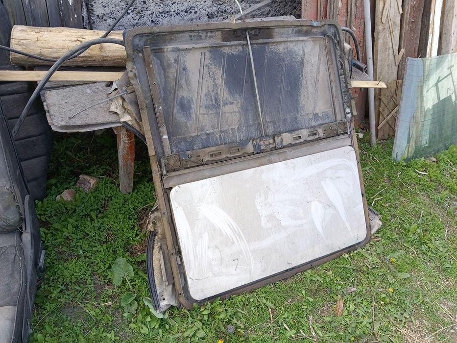 Продам запчасти на мерс 190.