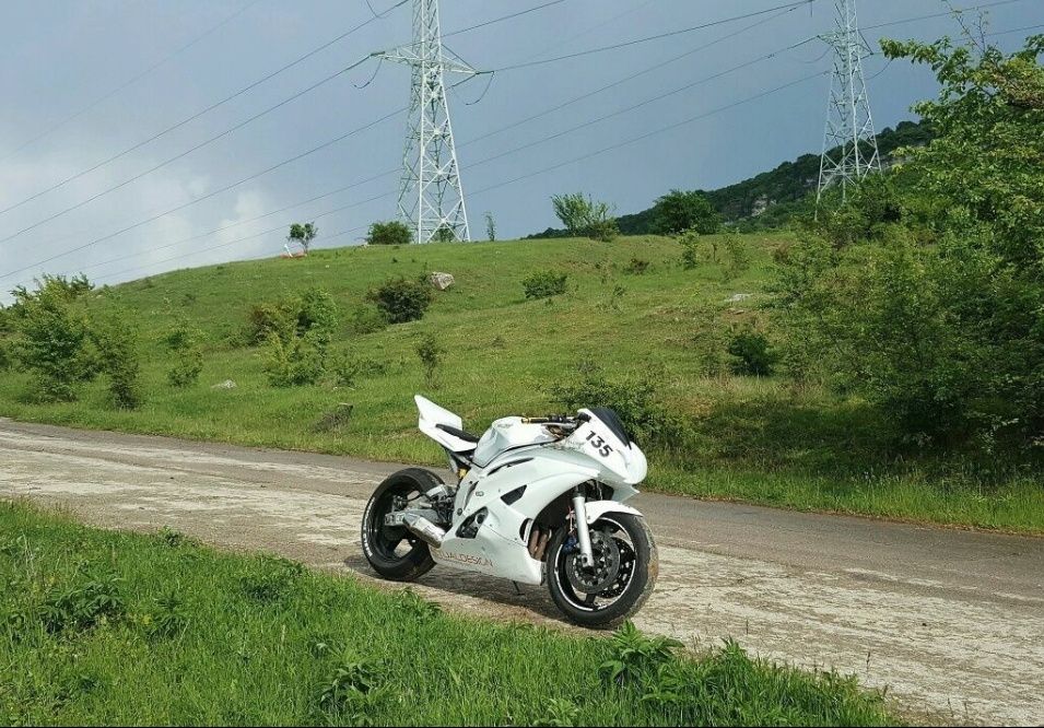 Yamaha R6 track bike