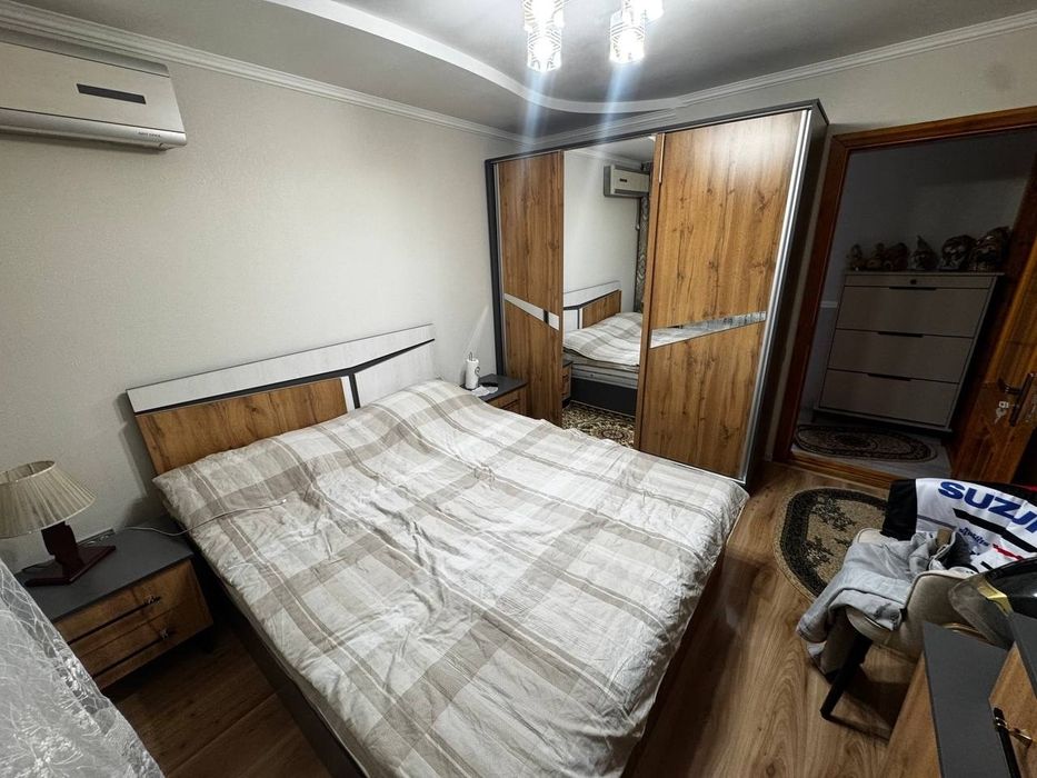 Продам чиланзар 8.  Трёх комнатная.  Балкон 2x6