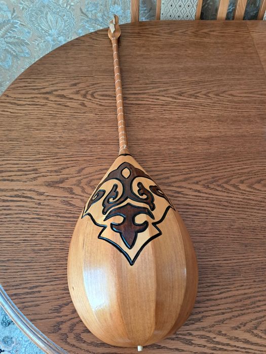 Очень красивая домбра