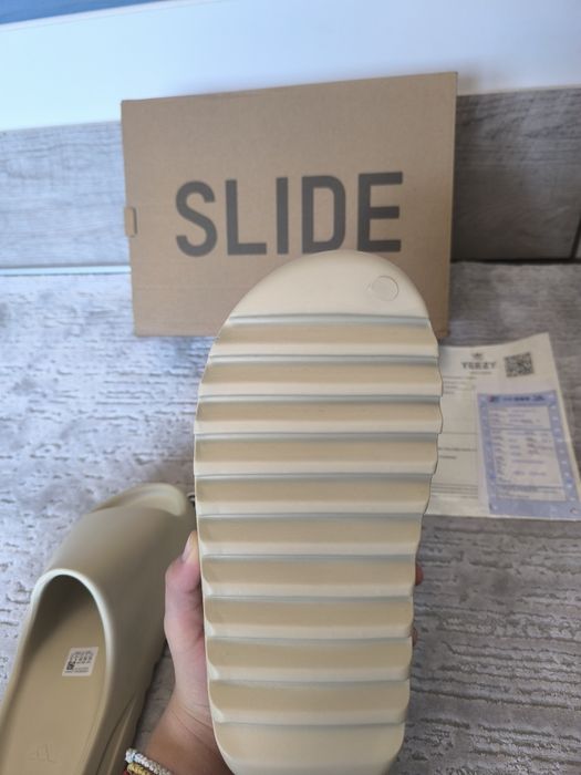 Papuci Yeezy slides