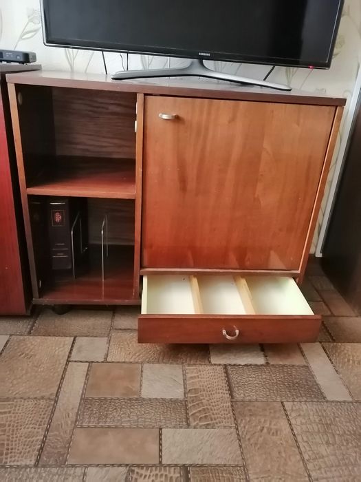 Тумба под телевизор на колесиках.
