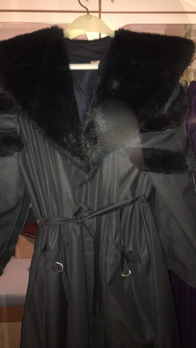 Черен шлифер с яка