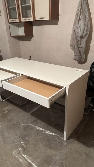 Бяло бюро от ИКЕА