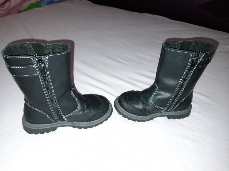 Много детски обувки .Детски ботуши КК 26н и яке бенетон