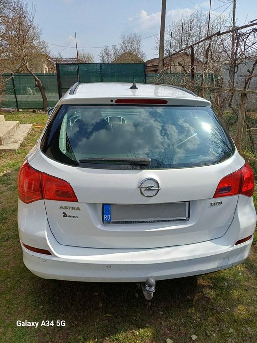 Direct proprietar, vand Opel Astra Sports Tourer 2011, 1.7 Diesel 130cp | cutie manuala 6+1 | 214500km reali | ITP, revizii si acte la zi | 4200€ fix