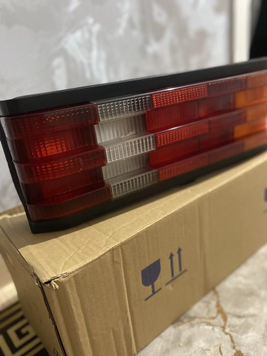 Продам правую фару Мерседес 190