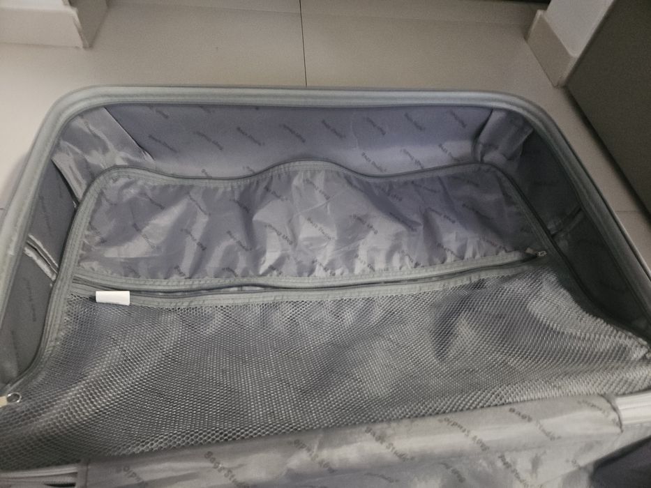 Geamantan negru de dimensiune medie