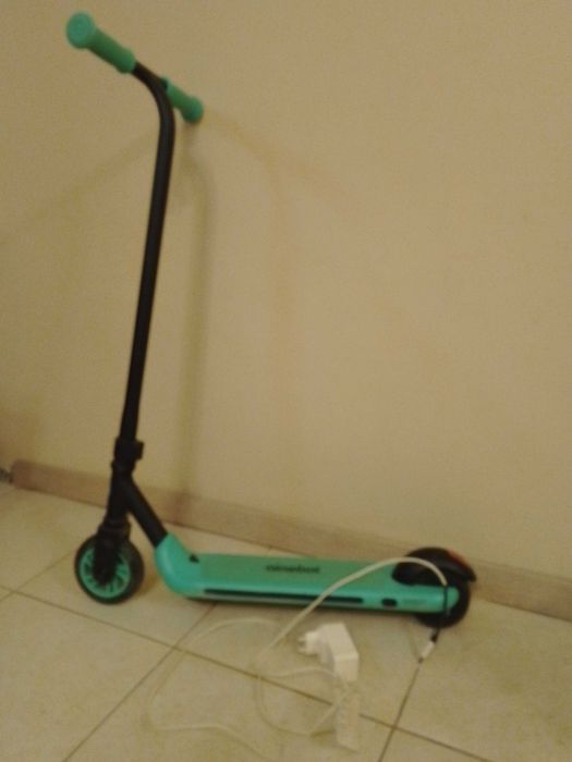 За деца Тротинетка Ninebot eKickScooter ZING A6