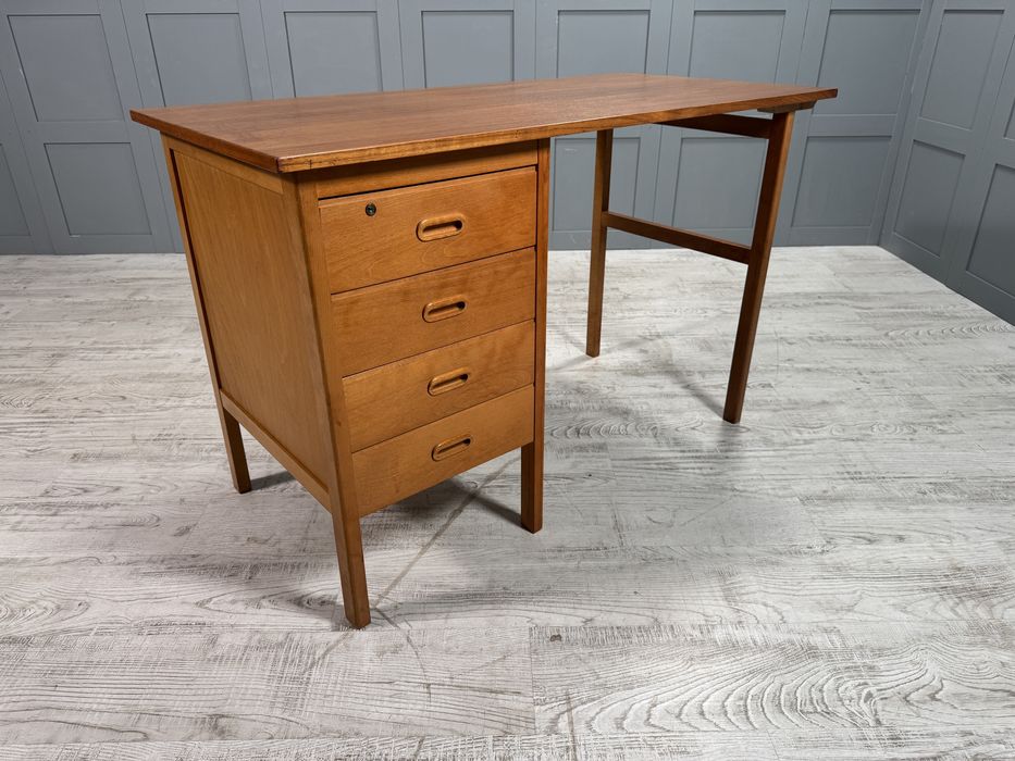 Винтидж, скандинавско бюро К059