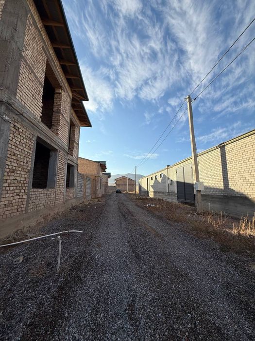 Дача.  ЧАРВАК. Вдоль реки