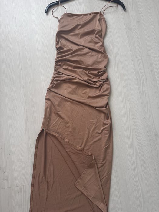 Бежова рокля