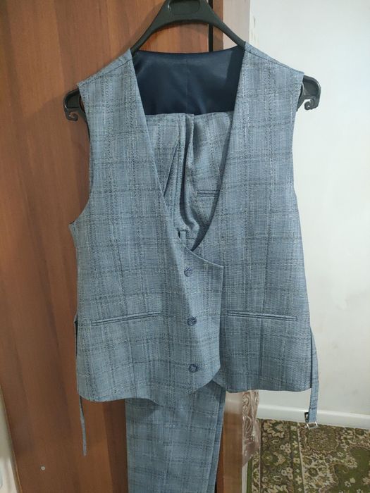 Продам Костюм тройка