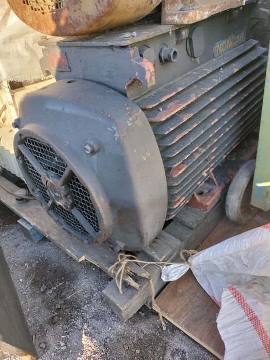 Электро двигатель 2 штук.