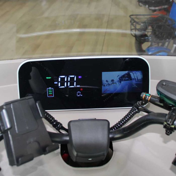 Триместна електрическа триколка Max Motors LUXURY BUS Ivori White