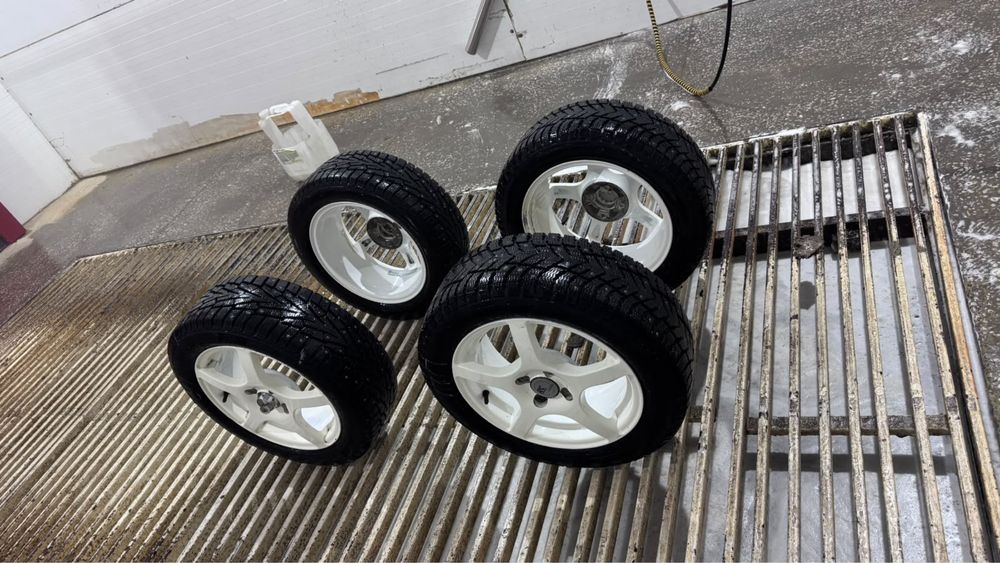 Продам комплект диском с шинами R15