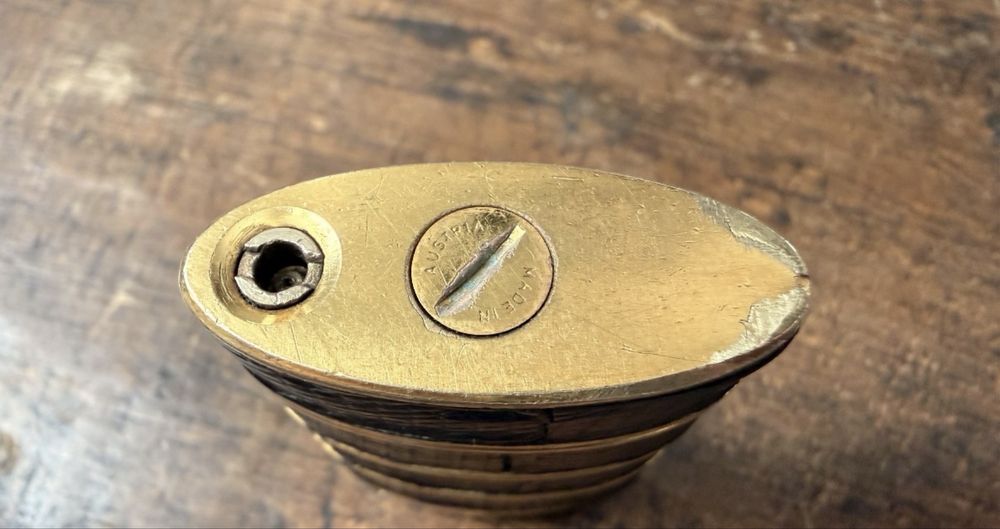 Bricheta Yves Saint Laurent auriu cu piele