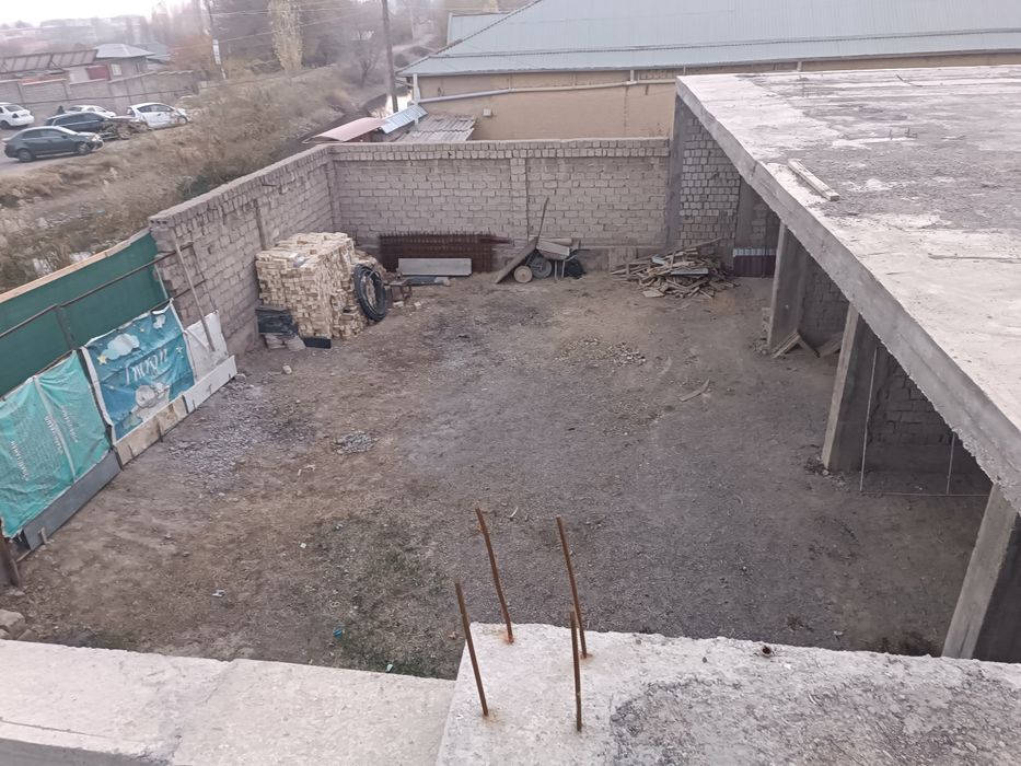 Uy sotiladi 4 ta books bilan