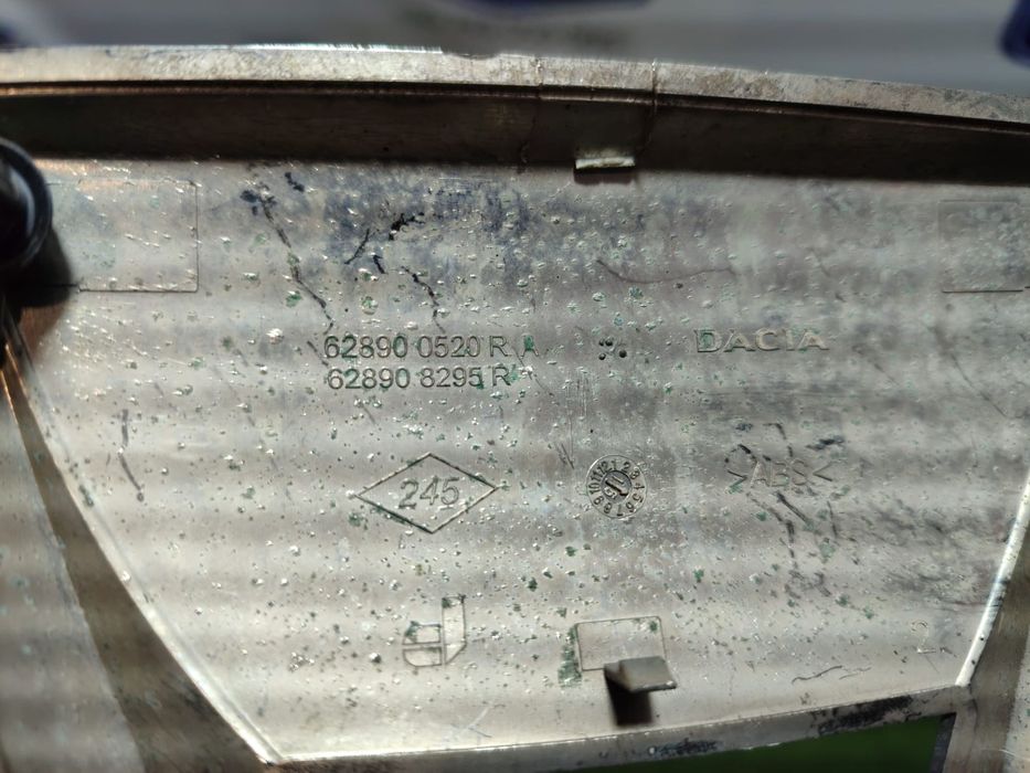 EMBLEMA / LOGO FATA DACIA DUSTER 1.5 DIESEL 2015 / SUV 5 USI COD OEM 628900520R / 2013-2017