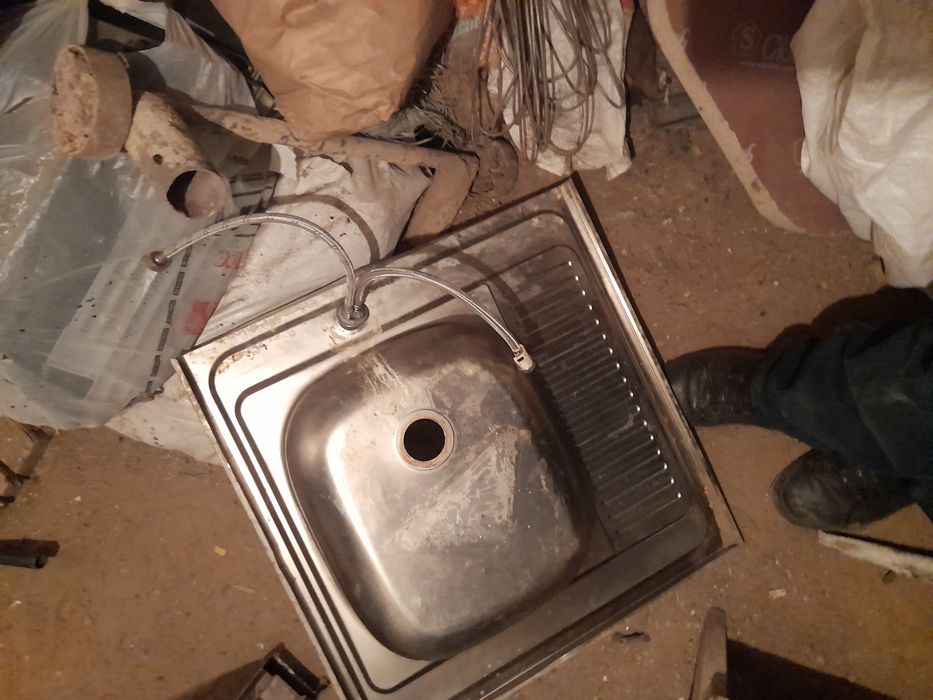 Продам умывальник с кранштейнм