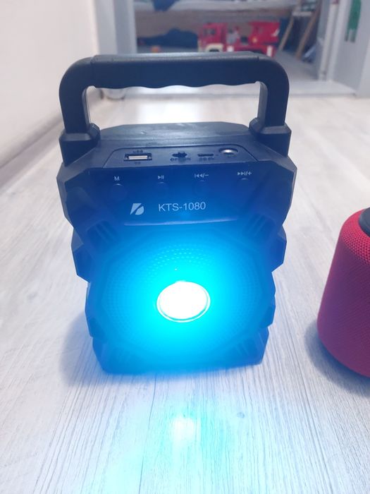 Vând doua boxe Bluetooth