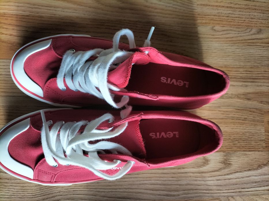 Adidas, tenesi -Nike /balenciga/Levis -noi