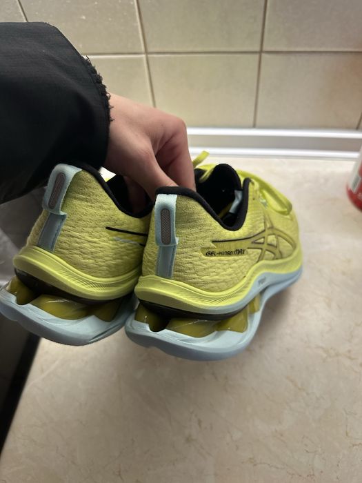 Продавам ASICS GEL-Kinsei Max 42