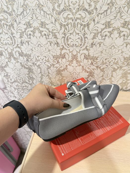 Босоножки серые