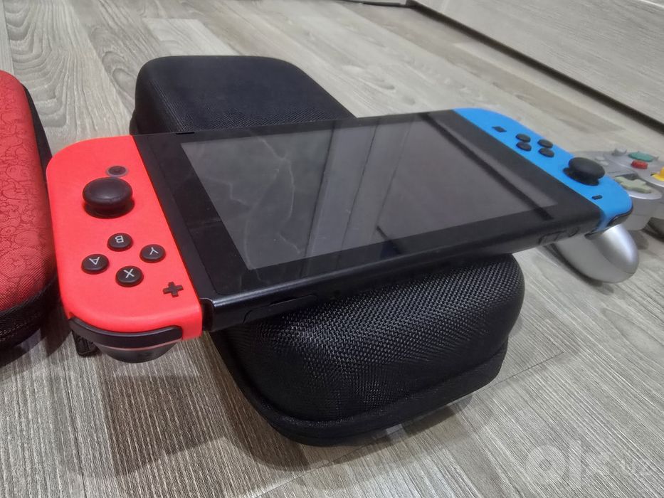 Продам Nintendo Switch(V2) полный комплект + бонусы!
