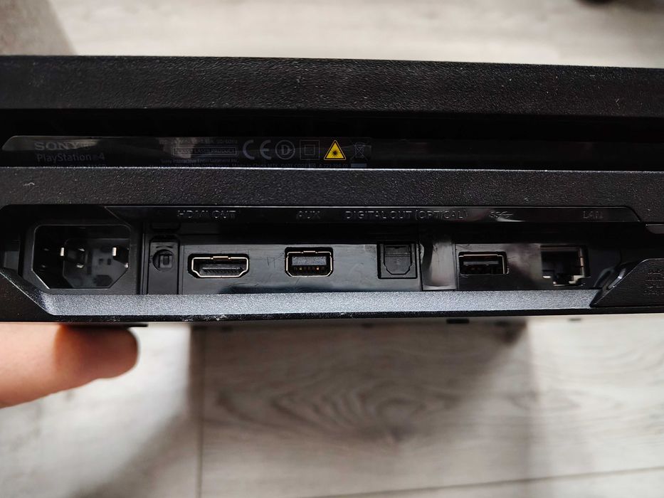 Playstation 4 Pro с 2 оригинални контролера