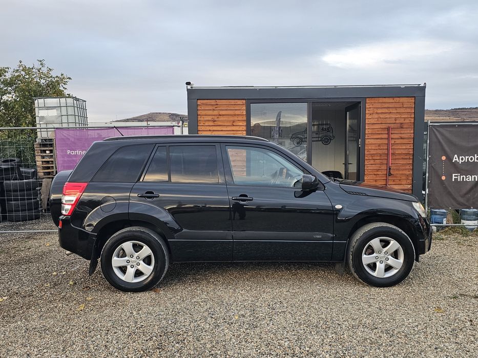 Suzuki grand vitara, 2.0Benzina  4x4 Reductor  Aer condiționat  Cârlig  Jante  Posibil Rate *