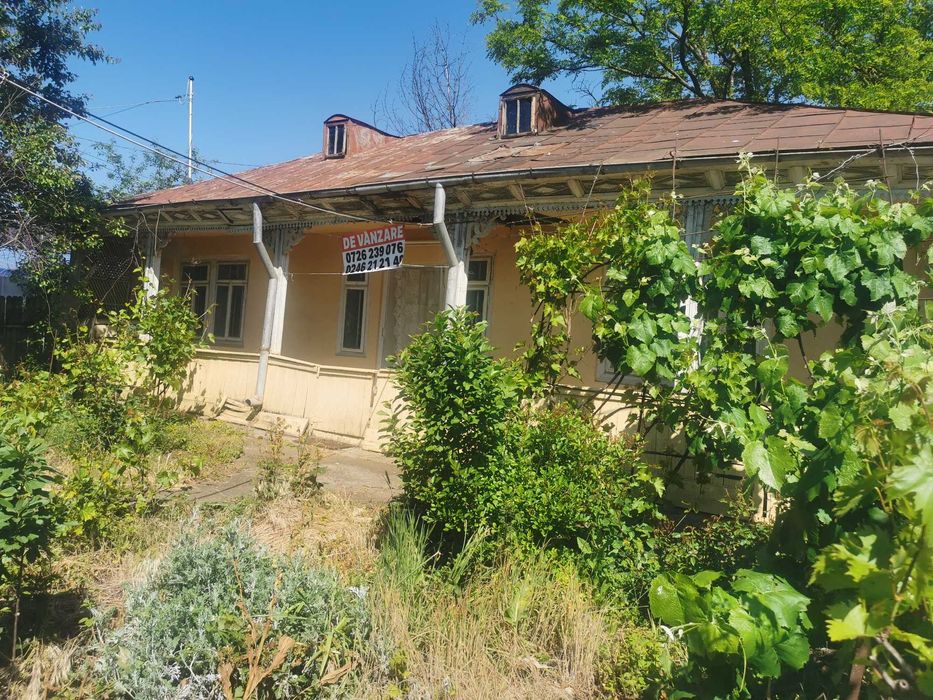 Teren cu casa bătrâneasca de vânzare la tara