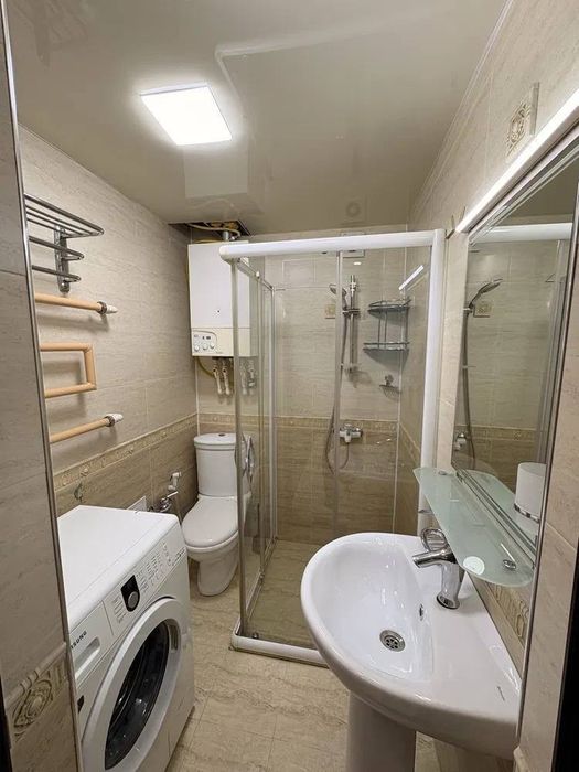 Лабзак. 10школа.  2комнатная. Высокопотолочка.  60м2