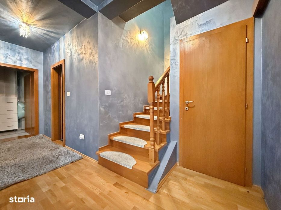 Două case separate , utilizare mixtă– rezidențial & comercial.