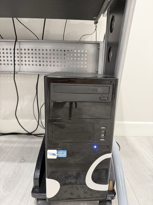 Персональный компьютер со столом